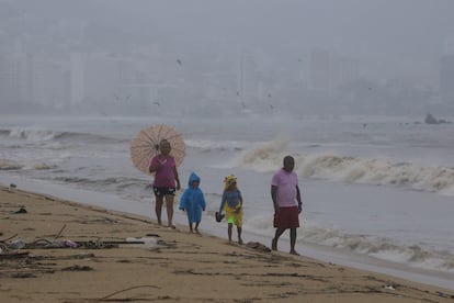 El huracán John tocó tierra como huracán de categoría 3 a las 21.20 de la noche del lunes y se degradó a tormenta tropical a las 03.15 de la madrugada del martes.