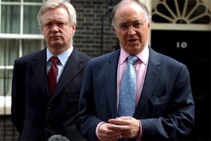 Howard y su ministro del Interior <i>en la sombra</i>, David Davies, a la salida de la reunión con Blair.