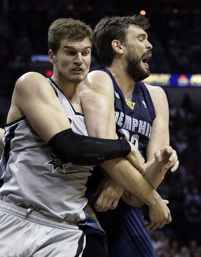 Splitter, de los Spurs, choca con Gasol, de los Grizzlies.