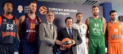 Jordi Bertomeu y Borja Prado, presidentes de la Euroliga y Endesa, junto a los jugadores de Baskonia, Bar&ccedil;a, Madrid, Unicaja y Valencia