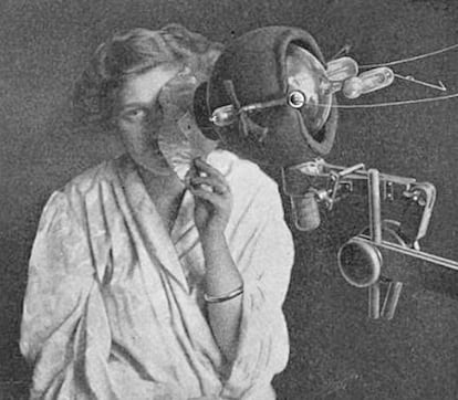 Use of radiation to kill cancer cells has a long history. In this 1915 photo, a woman receives “roentgenotherapy” — treatment with X-rays — directed at an epithelial-cell cancer on her face.