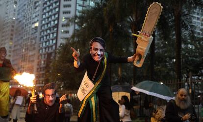 Manifestantes com máscaras de Bolsonaro e Ricardo Salles no último dia 5, no Rio.