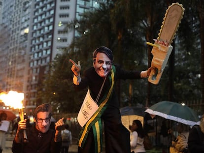 Manifestantes com máscaras de Bolsonaro e Ricardo Salles no último dia 5, no Rio. 