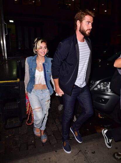 Liam Hemsworth y Miley Cyrus se conocieron en el rodaje de The Last Song en 2009. En 2013 pusieron fin a su relación durante dos años hasta que volvieron a dejarse ver inseparables.