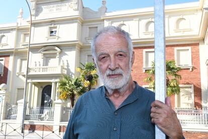 Luis González, de espaldas al colegio marista San José de León, donde sufrió abusos de un hermano marista.