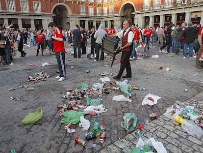 Aspecto de la plaza Mayor tras el paso de los hinchas del Liverpool.