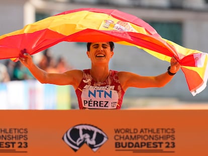 María Pérez, antes de cruzar la meta en Budapest.