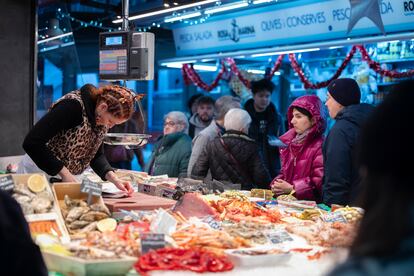 Una pescadera en el Mercado de Santa Caterina, Barcelona, este lunes.