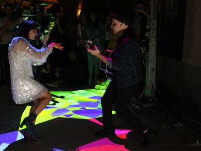 Amaral durante su actuación sorpresa, la noche del jueves en el callejón del Codo, en la que presentaban su nuevo trabajo, 'Salto al color'.