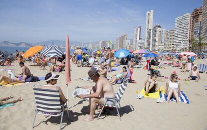 Turistas en una playa de Benidorm.