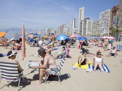 Turistas en una playa de Benidorm.