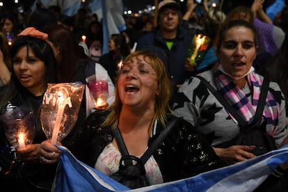 Mujeres durante la marcha de antorchas de la noche del martes.
