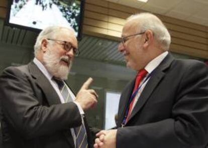 El ministro de Agricultura y Pesca español, Miguel Arias Cañete (i), conversa con su homólogo chipriota, Sofoclis Aletraris, al inicio del Consejo de ministros de Pesca de la Unión Europea (UE) celebrado en Bruselas, Bélgica. EFE/Archivo