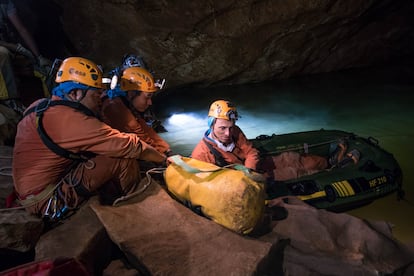 Pedro Duque, durante un entrenamiento de la ESA en una cueva de Cerdeña (Italia).