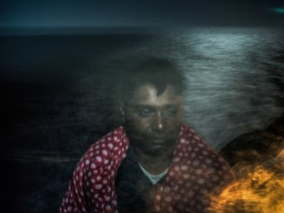 <p>Kamal Hussein, 24 años, de Bangladés: "En Bangladés, trabajaba en una frutería y ganaba entre 50 y 60 euros por mes. Mi padre estaba enfermo, por lo que yo era el que cuidaba de la familia. Solo quería ayudar a mi familia. Libia era el único lugar donde podía obtener un visado e irme rápido. Conocí a un chico de mi pueblo que podía organizar viajes, firmé un contrato que decía que tenía que pagar 2.500 euros cuando llegara al destino.</p> <p>Tan pronto como bajé del avión, había un hombre libio esperándonos. Él dijo: 'Enséñame tu pasaporte' y salimos del aeropuerto. Me sorprendió porque sabía que debería haber pasado por inmigración, pero no había ningún lugar para ello. Nos llevaron a una casa y ya había 20 bangladesíes allí. Luego nos preguntaron si teníamos dinero, dije: 'Sí, los 2.500 que se acordaron', pero dijeron que el precio era de 4.000 euros. Cuando les dije que tenía un contrato que indicaba 2.500, me llevaron a otra habitación y me golpearon con un tubo de metal. Después de eso acepté pagar los 4.000 euros, así que mi tío y mi padre me enviaron dinero.</p> <p>Mi tío vivía en Libia y comencé a trabajar con él como pintor. Siempre tuvimos problemas para recibir pagos y cuando íbamos a comprar algo, a menudo nos robaban. Los jóvenes que llevan armas te detenían y se llevaban todo. Perdí mi trabajo después de un año y me mudé a Trípoli. Tenía algunos amigos allí y conseguí trabajo, pero siempre nos robaban y teníamos miedo cuando salíamos de casa. Solo llevábamos encima lo justo, porque podían robarte entre siete u ocho veces a la semana. Otros libios veían [el robo], pero nunca hacían nada para ayudar. Me hizo sentir impotente.</p> <p>Un día en un descanso fui a la tienda, había un policía que me pidió mi pasaporte. Lo rompió frente a mí y luego me volvió a pedir mi pasaporte. Dije: '¡Lo rompiste!'. Me metieron en una camioneta y terminé en una habitación oscura con otros tres hombres de Bangladés. Nos dijeron que debíamos pagar 2.000 dólares para salir. Nos dieron un teléfono y nos dijeron que llamáramos a quien sea. Dijimos que 2.000 dólares era imposible, nunca tendríamos esta cantidad. Dijeron 'Vale, 1.000', pero contestamos que aun así era imposible: al final nos retuvieron 13 días y aceptaron 2.000 dinares [aproximadamente 227 euros].</p> <p>Mi familia estaba estresada y me dijo que volviera a Bangladés o me mudara a otro país. Vi a muchos de mis amigos yendo a Europa, así que decidí seguirlos. Pagué [a un traficante]. Me llevaron a Sabratah y a la 1 de la madrugada nos llevaron a la playa y nos subimos a un bote de goma. El barco se movía mucho. Tenía tanto miedo que no quería mirar hacia arriba, seguí mirando hacia abajo, otros vomitaban continuamente. A las nueve de la mañana vimos algo pequeño en el horizonte y, después de una hora, vimos el barco. Algunas personas comenzaron a bailar, algunos arrojaron sus camisas, otros alabaron a Dios. En mi vida he tenido una experiencia así, con la pobreza en Bangladés, y en Libia con inseguridad y riesgo. En mis sueños en Europa estaré a salvo y tengo esperanza".</p>