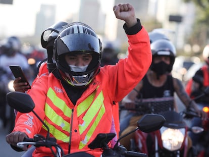 Entregador da Rappi durante protesto por melhores condições do trabalho em julho de 2020 em São Paulo.