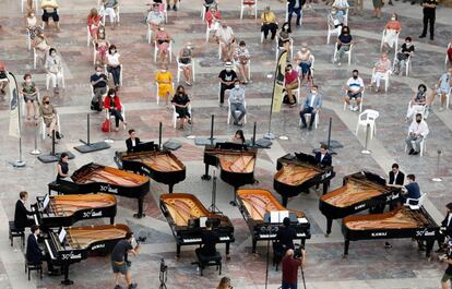 Ambiente durante la primera jornada del Festival Iturbi con un concierto inaugural con 10 pianos en la plaza de la Virgen de Valencia. El objetivo del certamen es programar a "grandes músicos de referencia" y seguir poniendo en valor la figura, el prestigio y el legado musical de José Iturbi.