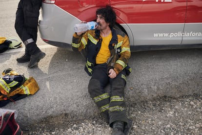 El incendio de la sierra de Leyre ha quedado estabilizado tras obligar a desalojar a los monjes del monasterio de Leyre. Los bomberos, con la ayuda de la Unidad Militar de Emergncias (UME), luchan este jueves para que no se reavive. En la imagen, un bombero forestal se refresca durante una pausa en las labores de extinción en la Sierra de Leyre.