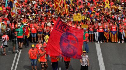 Un grupo de personas sujeta en Barcelona una pancarta que pide la libertad de Oriol Junqueras durante la última Diada, el pasado 11 de septiembre.