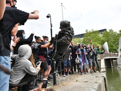 Manifestantes contra el racismo arrojan este domingo en Bristol la estatua de Edward Colston a las aguas del puerto.