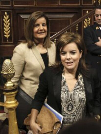 GRA002. MADRID, 25/09/2013.- La vicepresidenta del Gobierno, Soraya S&aacute;enz de Santamar&iacute;a, junto a la ministra de Empleo, F&aacute;tima B&aacute;&ntilde;ez (detr&aacute;s), a su llegada hoy al hemiciclo para asistir a la sesi&oacute;n de control al Gobierno en el Congreso de los Diputados.