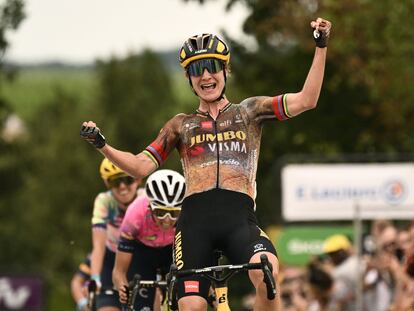 La neerlandesa del Jumbo, Marianne Vos, se impone en la segunda etapa del Tour de Francia femenino, en Provins.