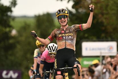 La neerlandesa del Jumbo, Marianne Vos, se impone en la segunda etapa del Tour de Francia femenino, en Provins.