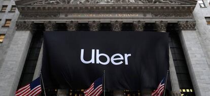 El logo de Uber en un telón en la Bolsa de Nueva York en una imagen de archivo.