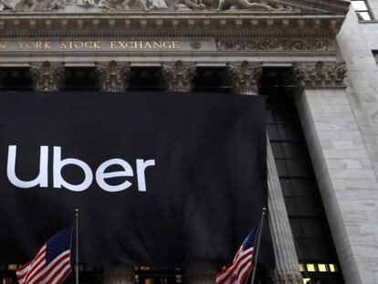 El logo de Uber en un telón en la Bolsa de Nueva York en una imagen de archivo.