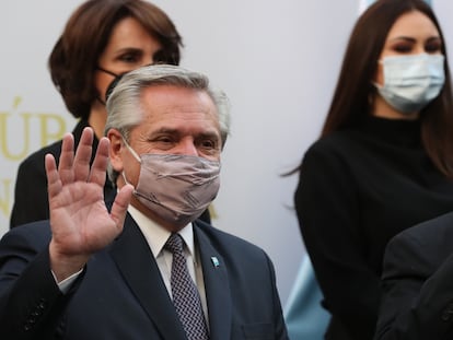 O presidente da Argentina, Alberto Fernández, faz uma saudação durante sua visita ao Senado mexicano, em 22 de fevereiro.