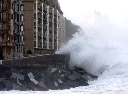 Las olas de varios metros de altura obligaron a mantener cerrado el Paseo Nuevo de San Sebastián.