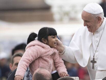 El Papa saluda a una niña el pasado miércoles durante su audiencia semanal.