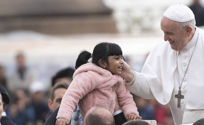 El Papa saluda a una niña el pasado miércoles durante su audiencia semanal.