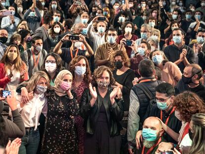 Yolanda Díaz, Mónica Oltra, Ada Colau, Mónica García y Fatima Hamed Hossain, rodeadas de gente en el acto del sábado en Valencia.