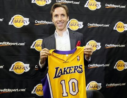 Steve Nash posa con su nueva camiseta