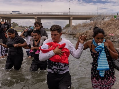 Un grupo de personas atraviesa el río Bravo, la frontera natural entre EE UU y México, el pasado 6 de octubre.