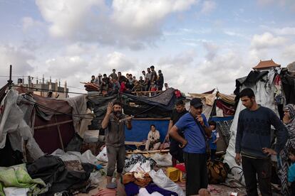 Desplazados palestinos, este martes en Rafah tras los ataques israelíes.