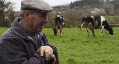 Un ganadero gallego de la zona de Palas de Rei (Lugo), con su ganado.