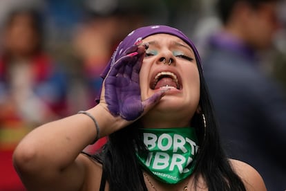 Una mujer en una marcha a favor del aborto en Bogotá, Colombia, el 21 de febrero 2023.