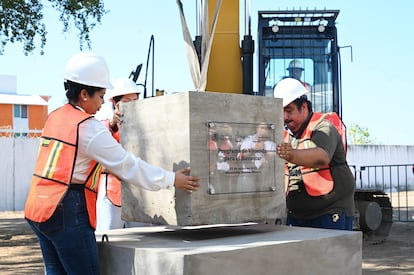 Colocación de 'la primera piedra' en el arranque de obras del programa de Vivienda para el Bienestar en Manzanillo, Colima, en marzo pasado.