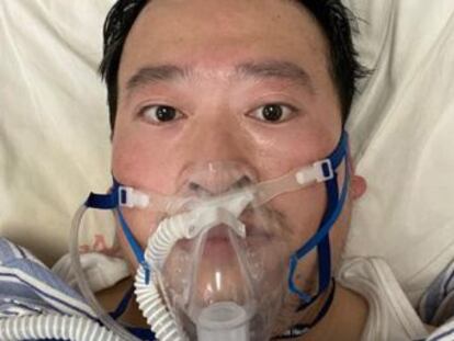 Varios medios chinos y la OMS habían informado sobre su muerte, pero entre una oleada de manifestaciones de dolor en las redes sociales, el hospital aseguraba que seguía vivo. El centro ha ratificado finalmente su muerte