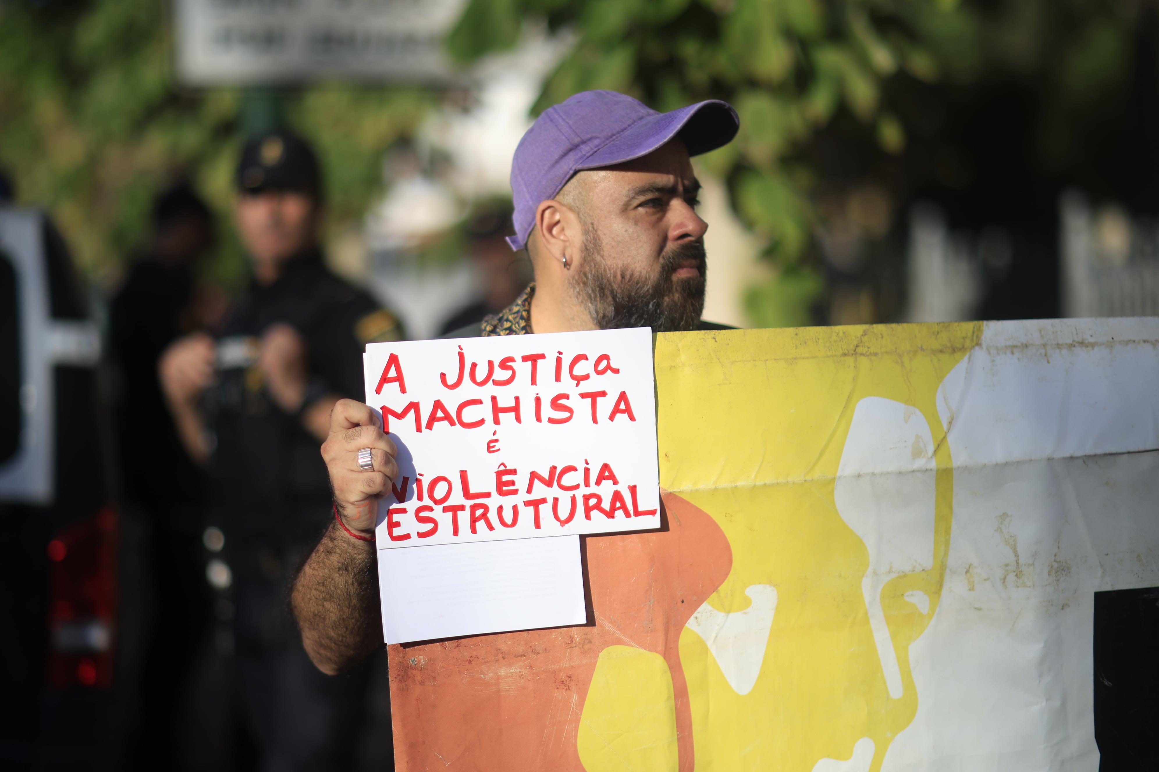 Manifestación de Hombres contra la violencia machistas organizada por Iniciativa Sevilla.