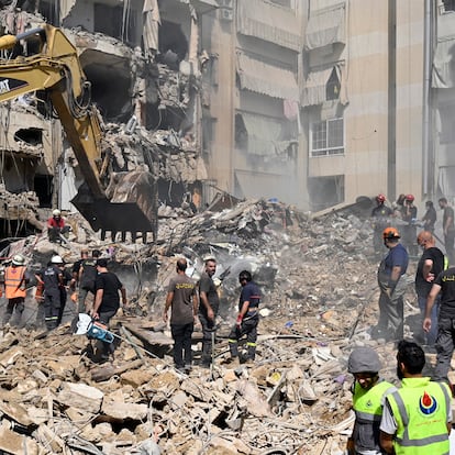 Los equipos de emergencias buscan entre los escombros este sábado en Beirut, tras el ataque de Israel del viernes.