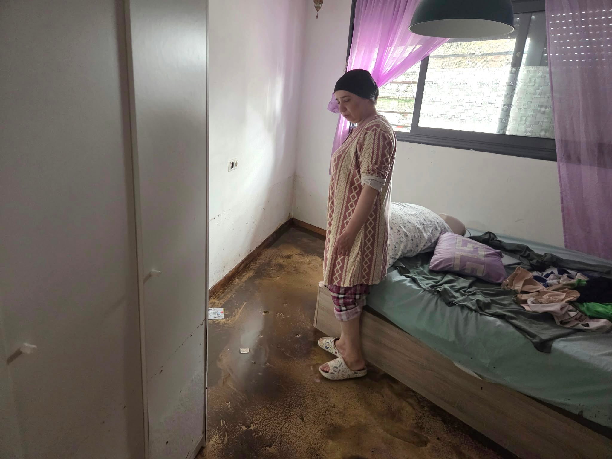 Yamina Tirari, vecina afectada por las inundaciones en  l'Hospitalet de Llobregat.