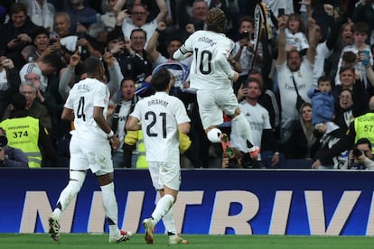 Luka Modric (derecha) celebra el primer gol del Madrid ante el Girona.