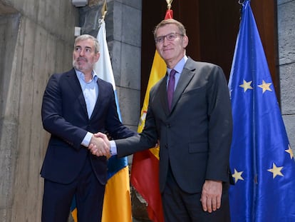 El presidente del Gobierno de Canarias, Fernando Clavijo (izquierda), estrecha la mano al líder del PP, Alberto Núñez Feijóo, este miércoles en Santa Cruz de Tenerife.