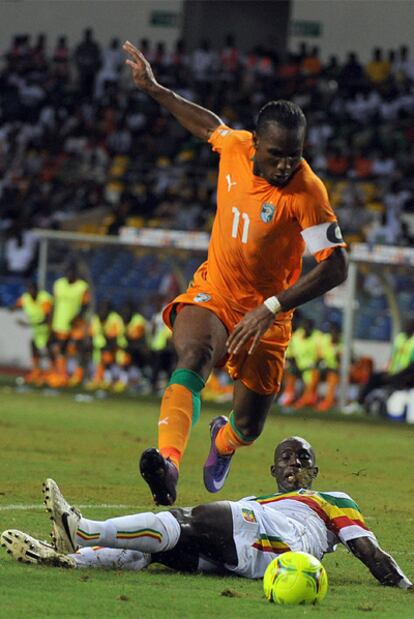 Drogba sale de un regate en el partido ante Mali.
