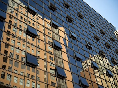 Ventanas abiertas en la Ciudad de la Justicia de Valencia para ventilar el edificio tras el incendio sufrido.