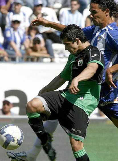 Weligton, del Málaga, le disputa un balón al delantero del Racing Pereira.