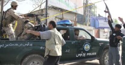 Miembros de las fuerzas de seguridad de Afganistán patrullan por las calles de Kabul tras los atentados del martes 17 de abril de 2012.